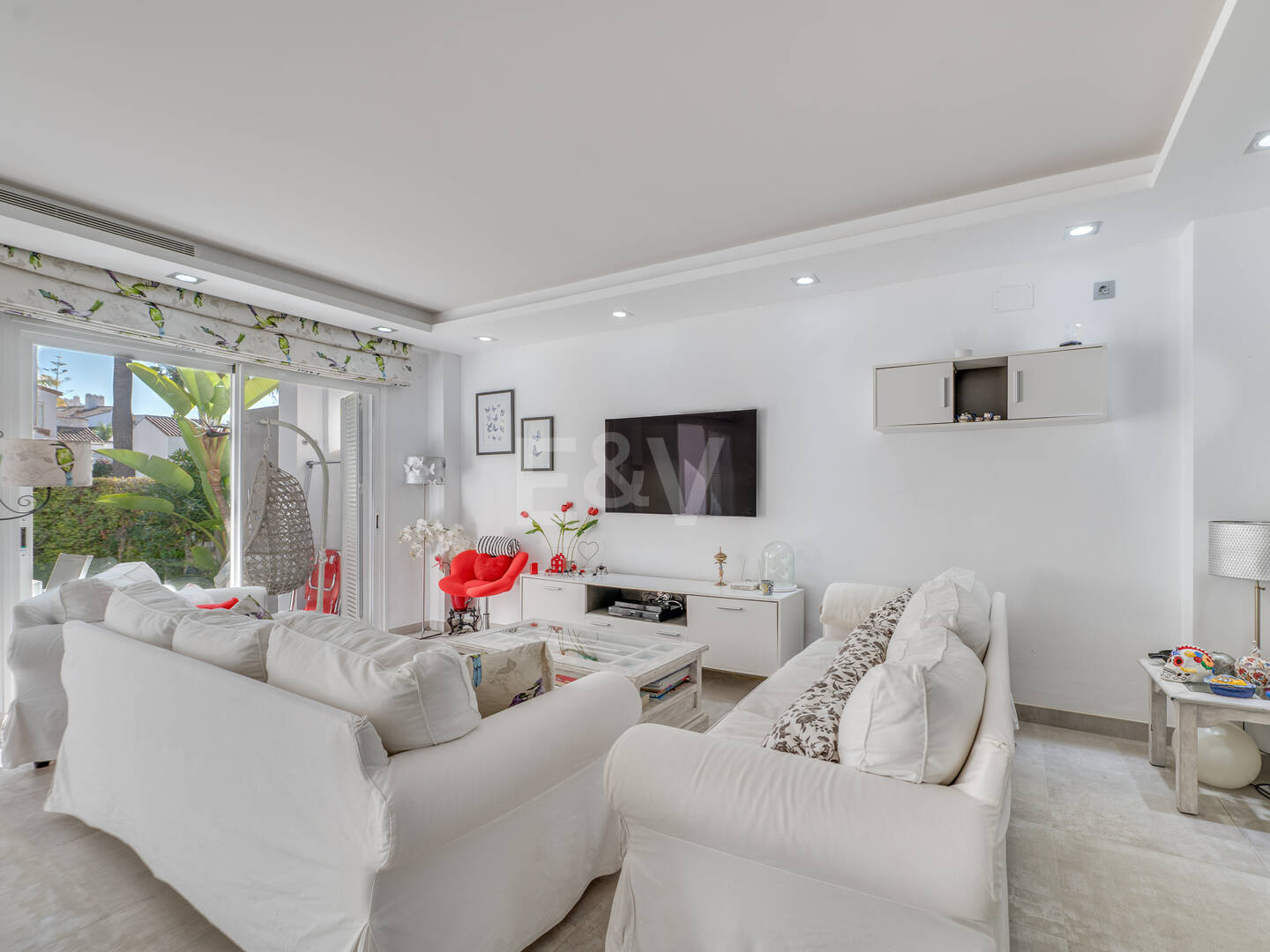 Beachfront townhouse in Bahia de Marbella with sea views