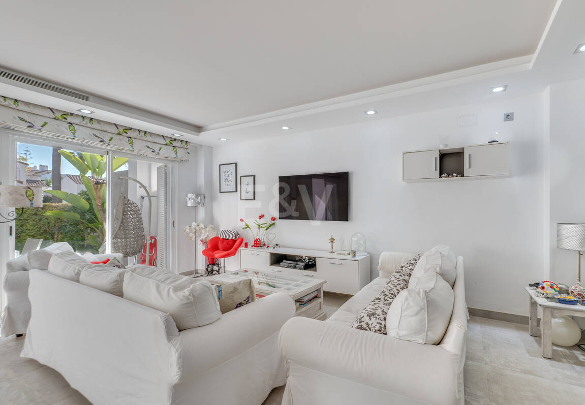 Beachfront townhouse in Bahia de Marbella with sea views