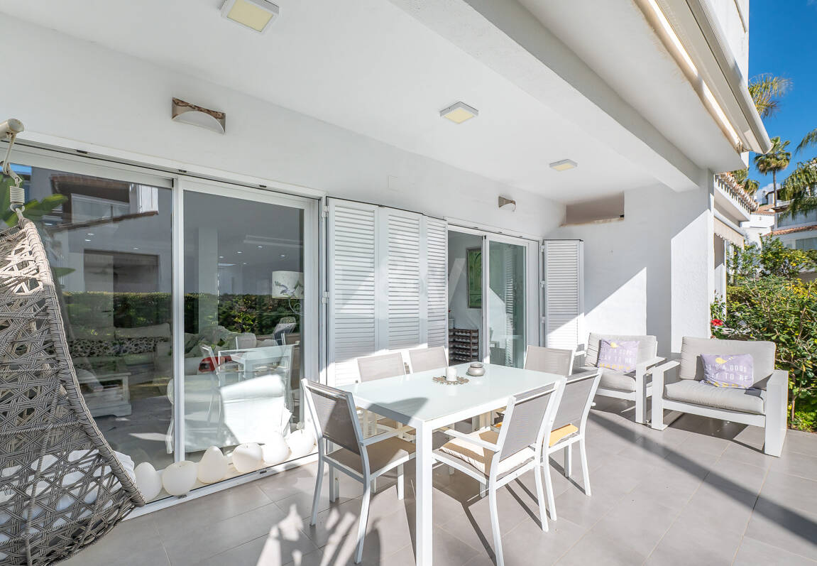 Beachfront townhouse in Bahia de Marbella with sea views