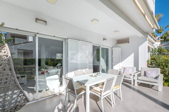 Beachfront townhouse in Bahia de Marbella with sea views