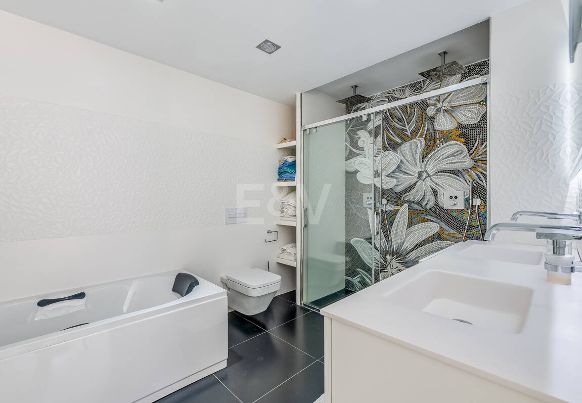 Beachfront townhouse in Bahia de Marbella with sea views