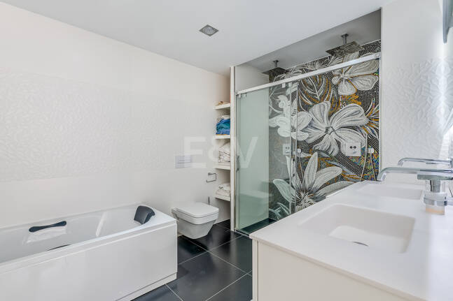 Beachfront townhouse in Bahia de Marbella with sea views