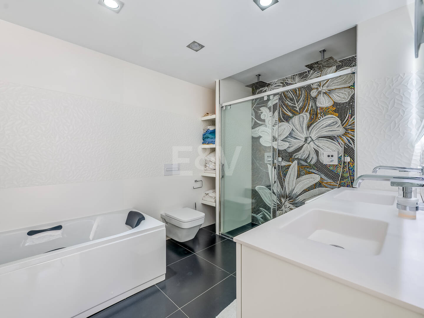 Beachfront townhouse in Bahia de Marbella with sea views