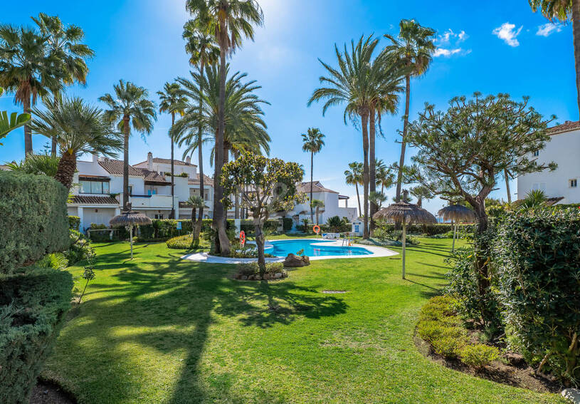 Beachfront townhouse in Bahia de Marbella with sea views