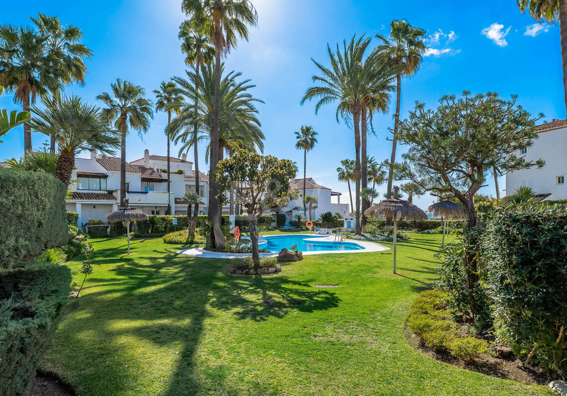 Casa adosada frente a la playa en Bahía de Marbella con vistas al mar. Disponible a largo plazo desde mediados de septiembre de 2026