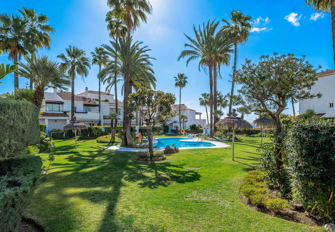 Beachfront townhouse in Bahia de Marbella with sea views