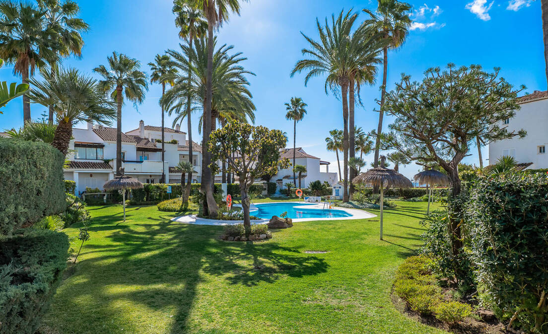 Beachfront townhouse i Bahia de Marbella med havsutsikt tillgänglig för kortsiktiga hyror