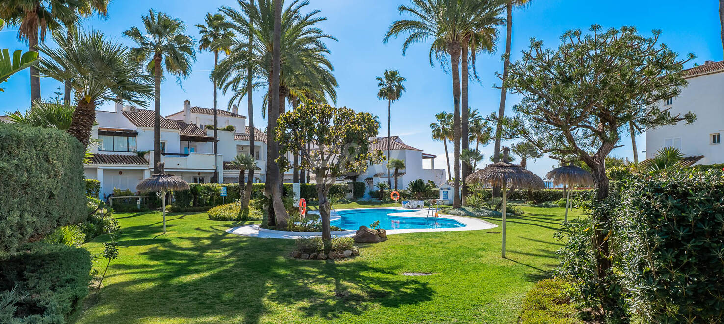 Beachfront townhouse i Bahia de Marbella med havsutsikt tillgänglig för kortsiktiga hyror