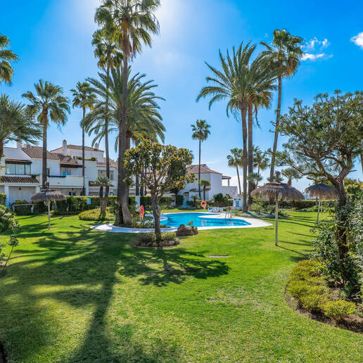 Beachfront townhouse i Bahia de Marbella med havsutsikt tillgänglig för kortsiktiga hyror