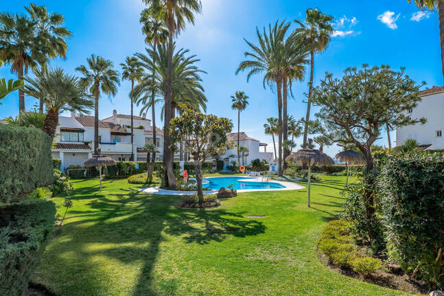Beachfront townhouse in Bahia de Marbella with sea views