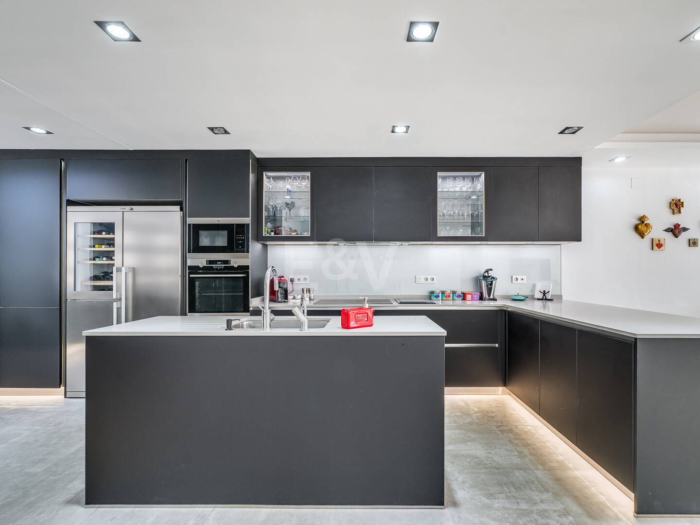 Beachfront townhouse in Bahia de Marbella with sea views