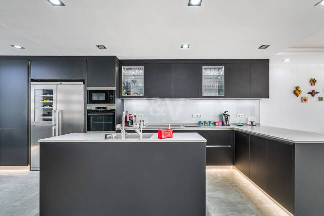 Beachfront townhouse in Bahia de Marbella with sea views