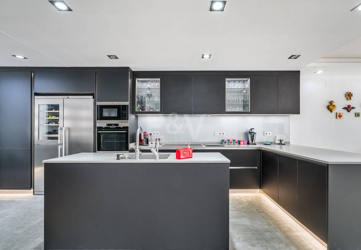 Beachfront townhouse in Bahia de Marbella with sea views