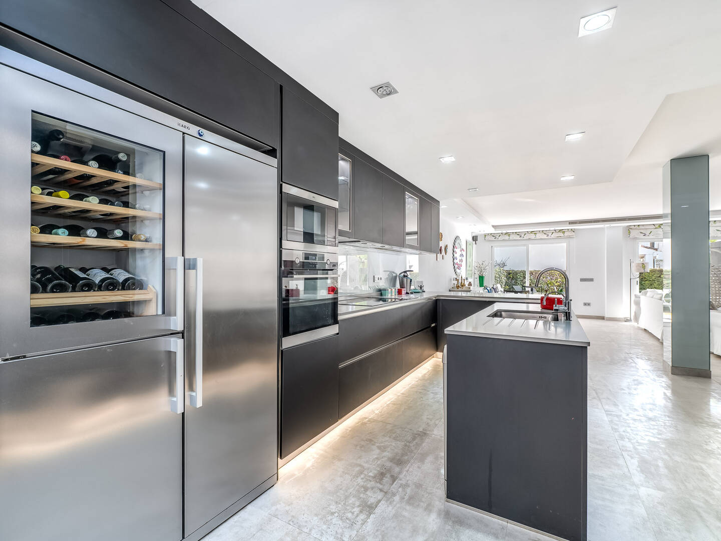 Beachfront townhouse in Bahia de Marbella with sea views