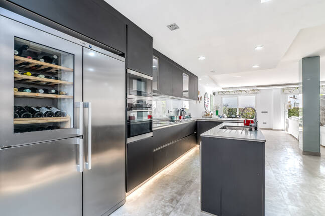 Beachfront townhouse in Bahia de Marbella with sea views