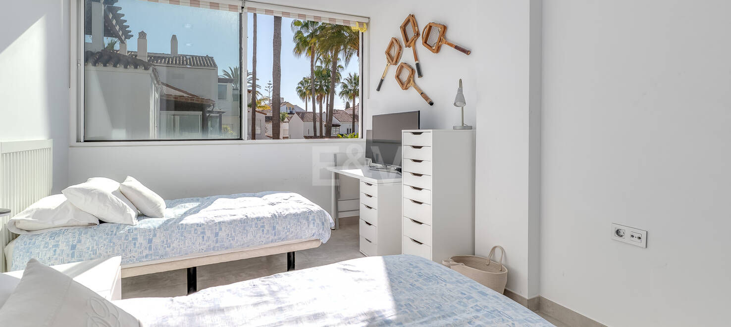Beachfront townhouse i Bahia de Marbella med havsutsikt tillgänglig för kortsiktiga hyror
