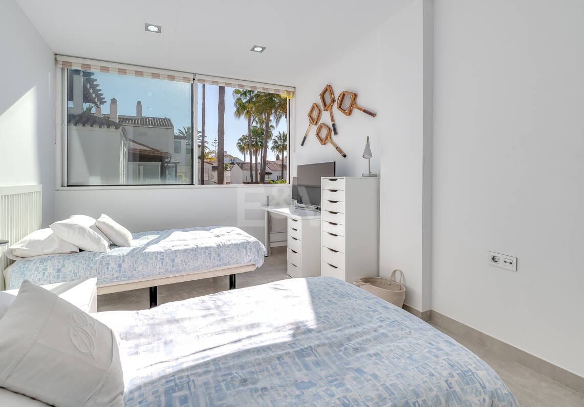 Casa adosada frente a la playa en Bahía de Marbella con vistas al mar. Disponible a largo plazo desde mediados de septiembre de 2026