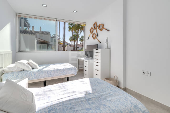 Beachfront townhouse in Bahia de Marbella with sea views