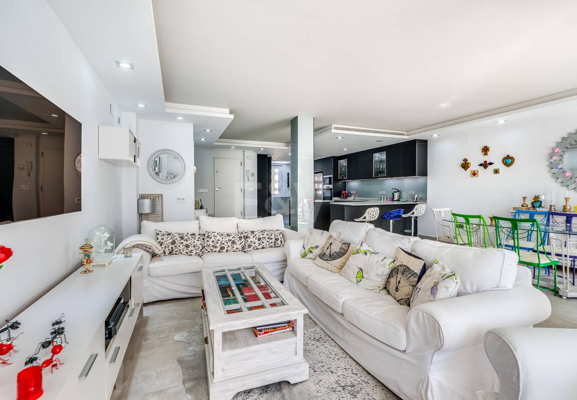 Beachfront townhouse in Bahia de Marbella with sea views