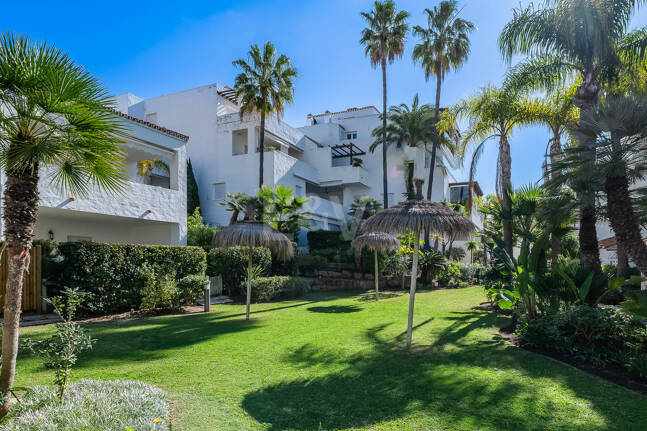 Beachfront townhouse in Bahia de Marbella with sea views