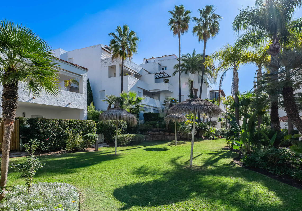 Casa adosada frente a la playa en Bahía de Marbella con vistas al mar. Disponible a largo plazo desde mediados de septiembre de 2026
