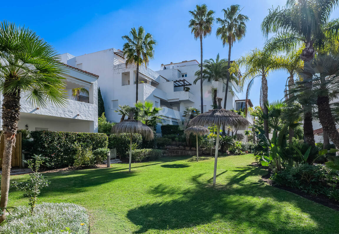 Beachfront townhouse in Bahia de Marbella with sea views