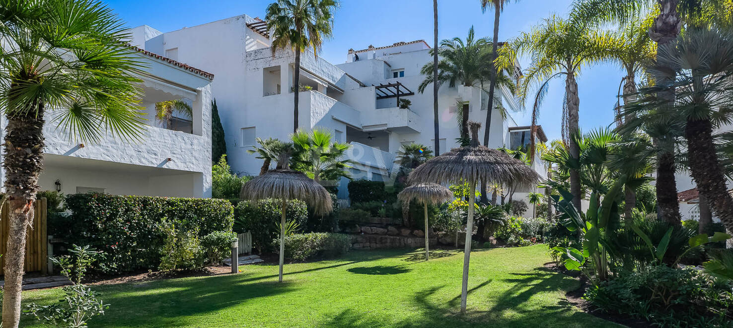 Beachfront townhouse i Bahia de Marbella med havsutsikt tillgänglig för kortsiktiga hyror