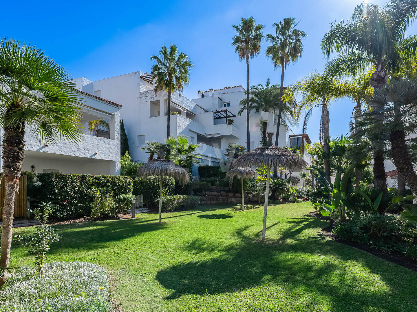 Beachfront townhouse in Bahia de Marbella with sea views