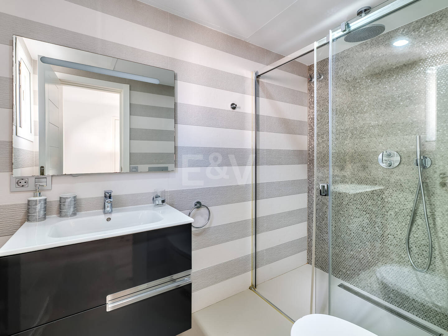 Beachfront townhouse in Bahia de Marbella with sea views