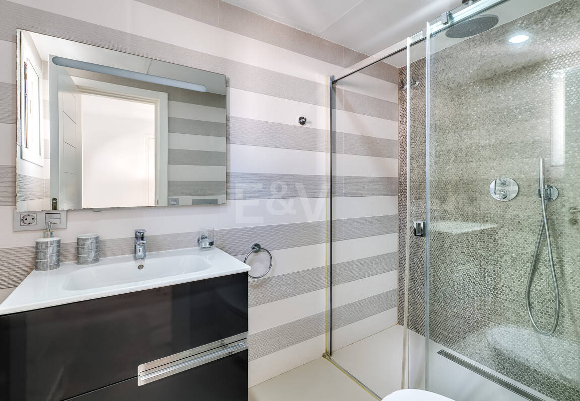 Beachfront townhouse in Bahia de Marbella with sea views