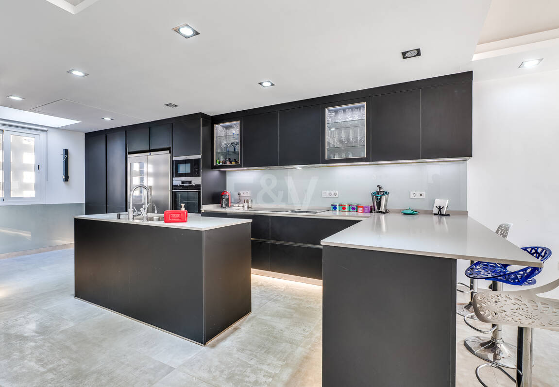 Beachfront townhouse in Bahia de Marbella with sea views