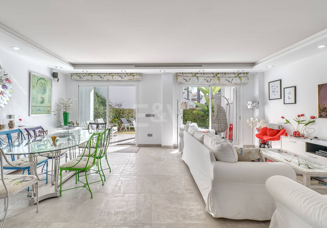 Casa adosada frente a la playa en Bahía de Marbella con vistas al mar. Disponible a largo plazo desde mediados de septiembre de 2026