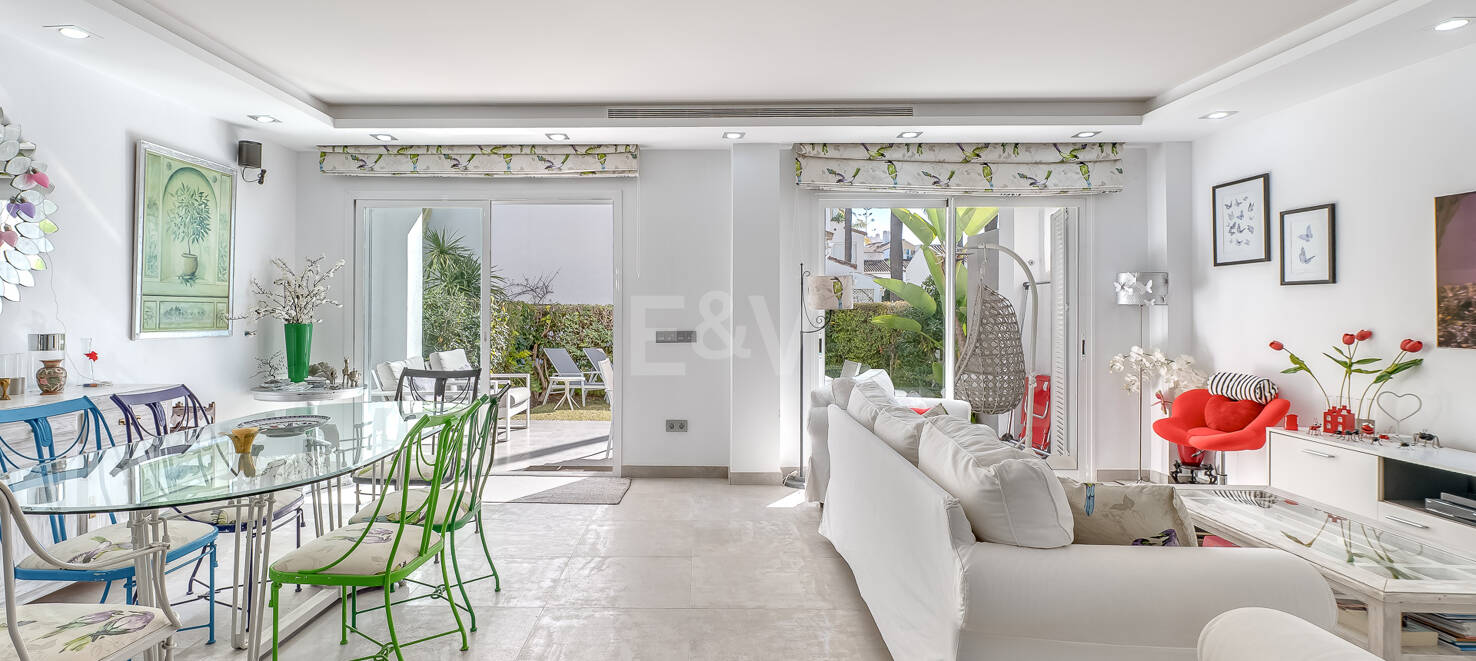 Beachfront townhouse i Bahia de Marbella med havsutsikt tillgänglig för kortsiktiga hyror
