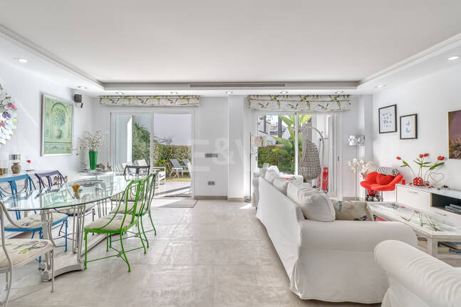 Beachfront townhouse in Bahia de Marbella with sea views