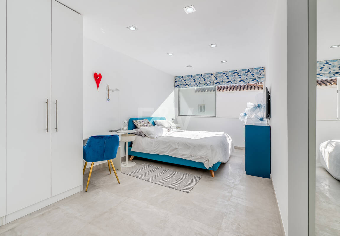 Beachfront townhouse in Bahia de Marbella with sea views