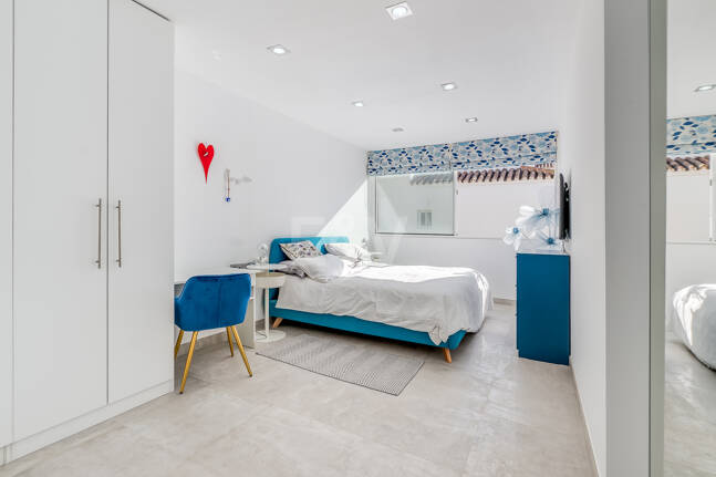 Beachfront townhouse in Bahia de Marbella with sea views