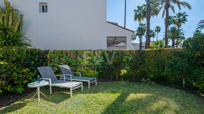 Casa adosada frente a la playa en Bahía de Marbella con vistas al mar. Disponible a largo plazo desde mediados de septiembre de 2026