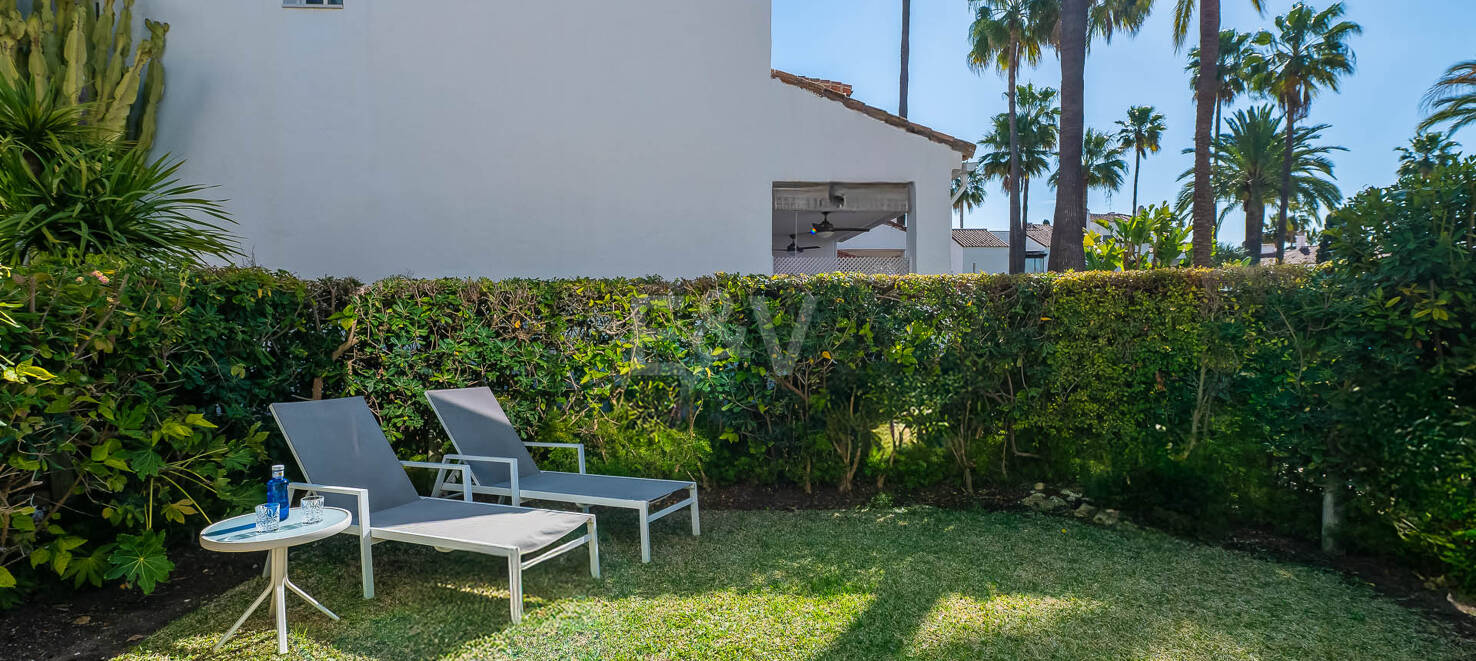 Beachfront townhouse i Bahia de Marbella med havsutsikt tillgänglig för kortsiktiga hyror