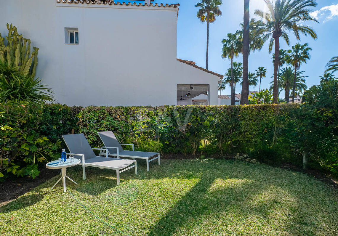 Casa adosada frente a la playa en Bahía de Marbella con vistas al mar. Disponible a largo plazo desde mediados de septiembre de 2026
