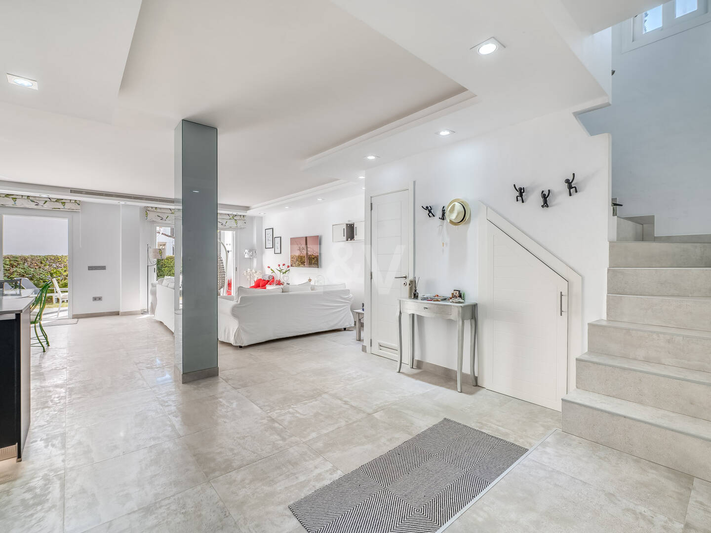 Beachfront townhouse in Bahia de Marbella with sea views