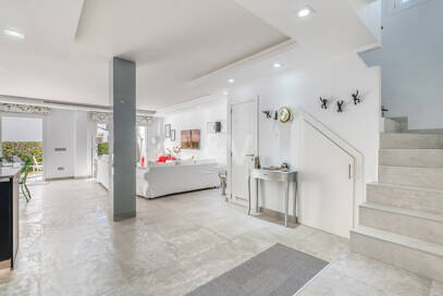 Beachfront townhouse in Bahia de Marbella with sea views