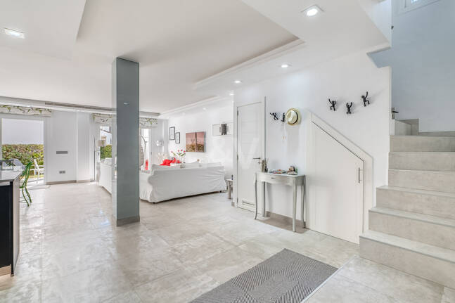 Beachfront townhouse in Bahia de Marbella with sea views