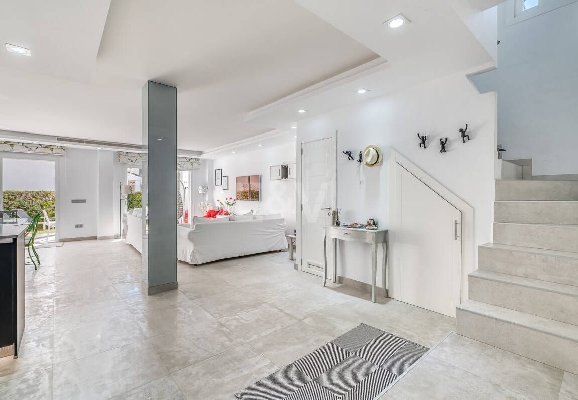 Beachfront townhouse in Bahia de Marbella with sea views