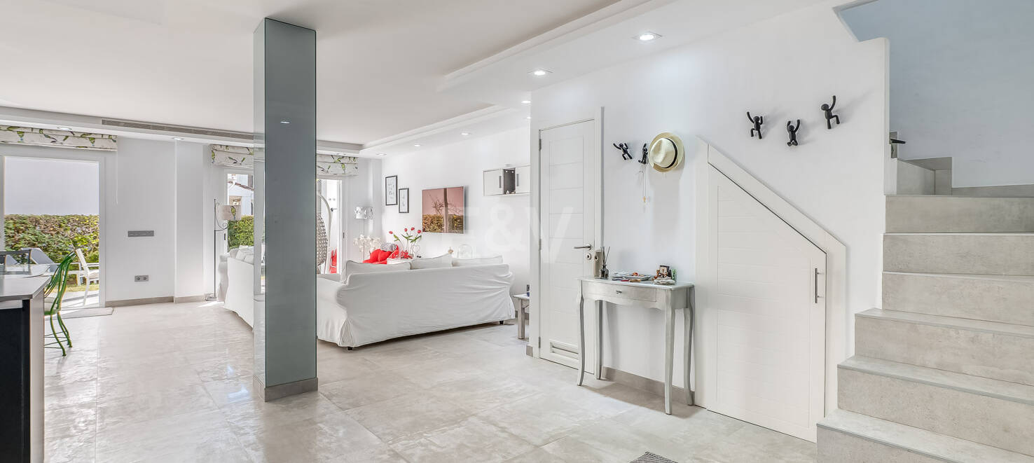 Beachfront townhouse i Bahia de Marbella med havsutsikt tillgänglig för kortsiktiga hyror