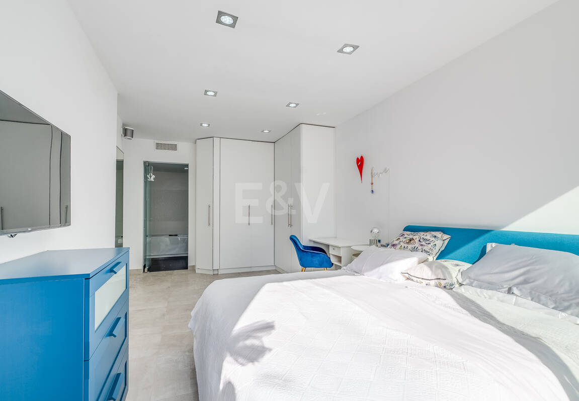 Beachfront townhouse in Bahia de Marbella with sea views