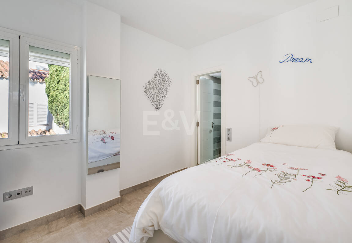 Beachfront townhouse in Bahia de Marbella with sea views