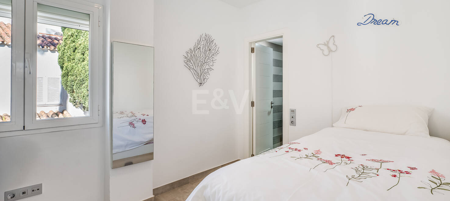 Beachfront townhouse i Bahia de Marbella med havsutsikt tillgänglig för kortsiktiga hyror