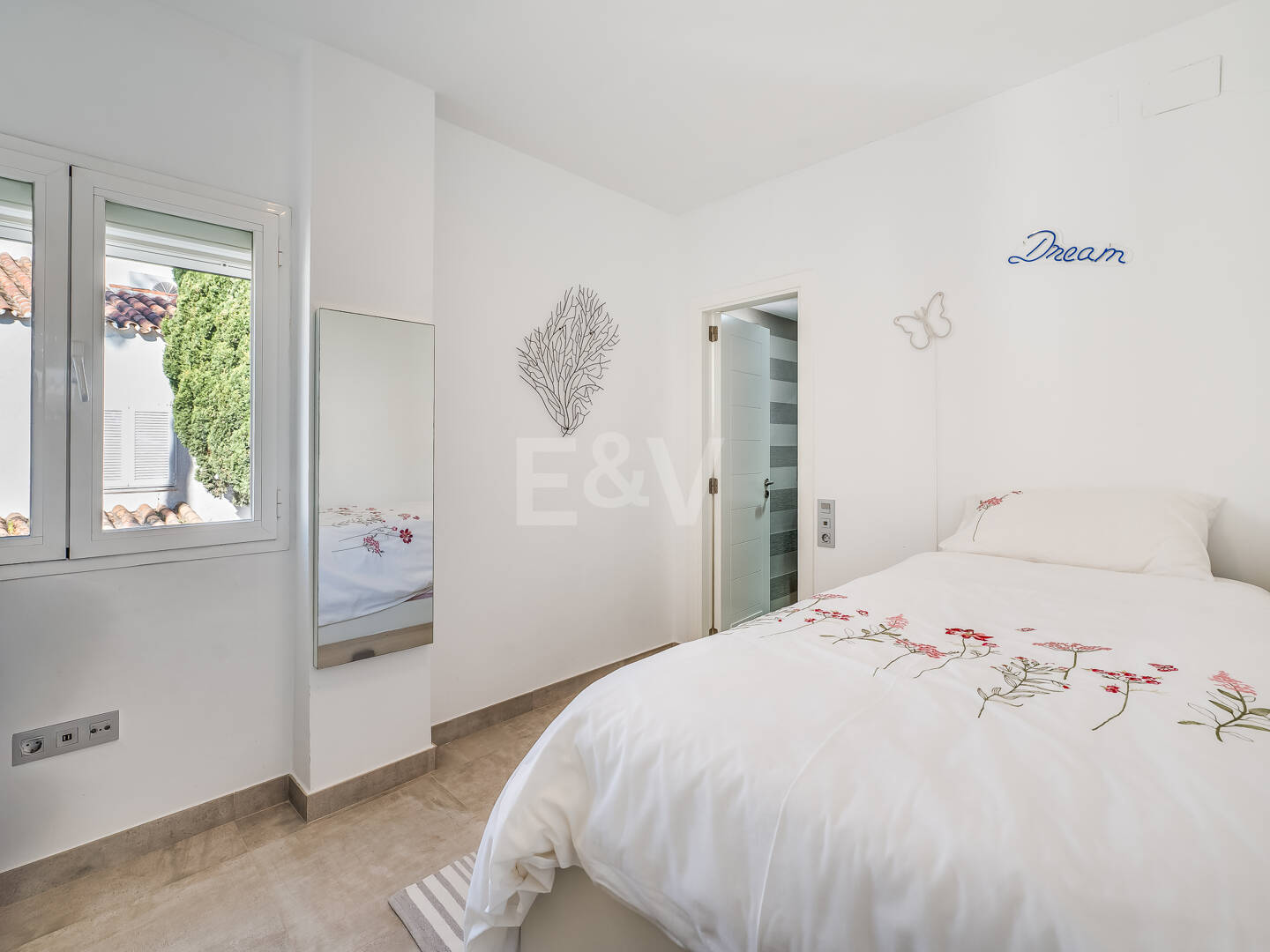 Beachfront townhouse in Bahia de Marbella with sea views