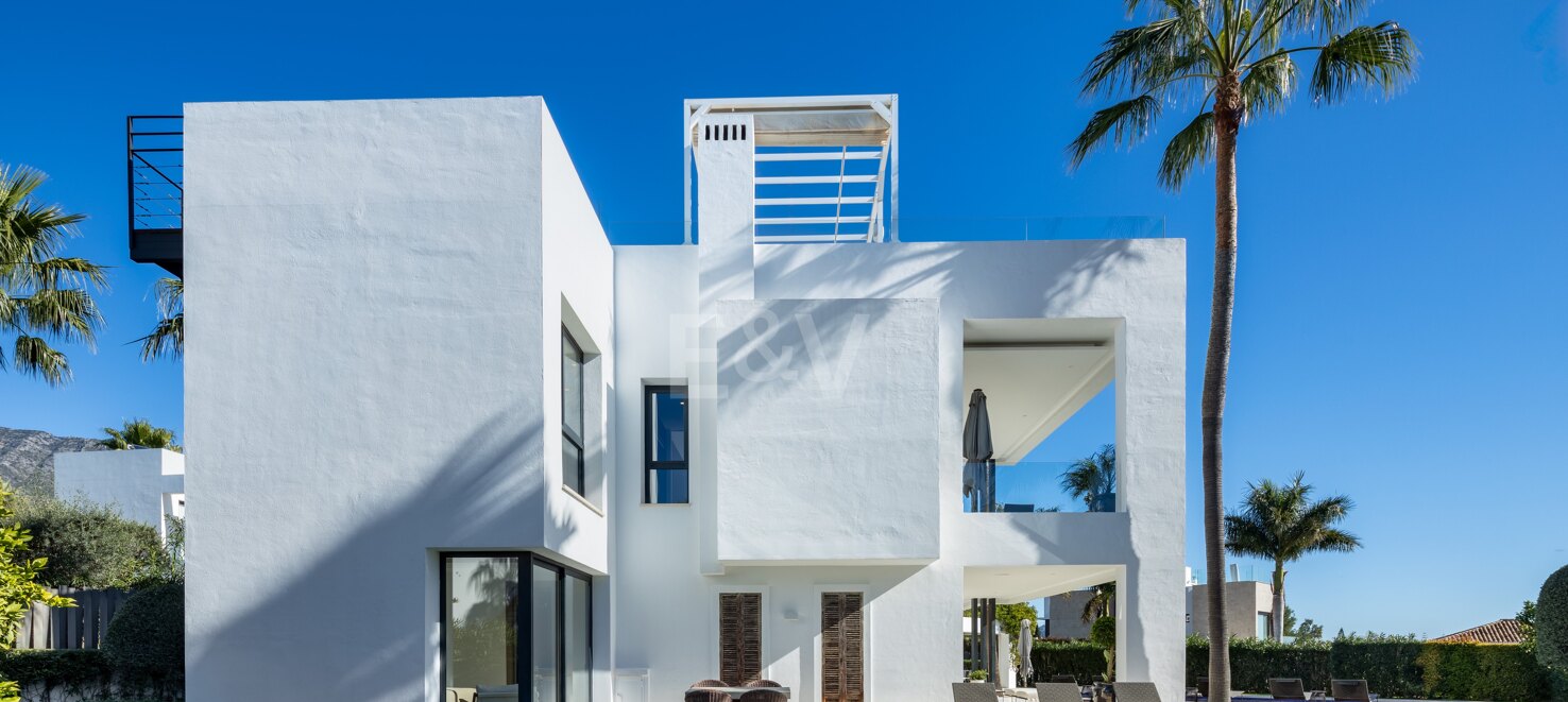 Moderna villa de lujo en una comunidad cerrada cerca de Puente Romano y la playa