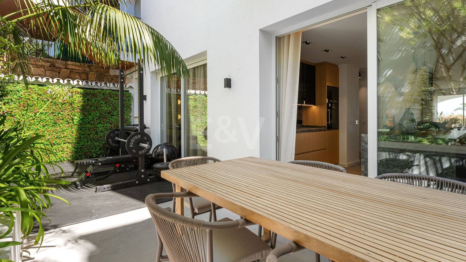 Lujoso adosado con sofisticado diseño escandinavo